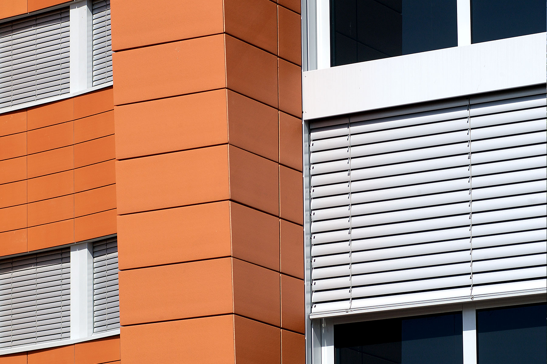 Sonnenschutz fürs Fenster: Blinos textiles Außenrolle - Tischlerei Albers